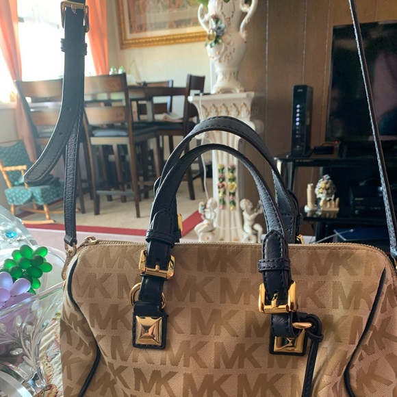 Women’s Michael Kors Purse - Picture 2 of 5